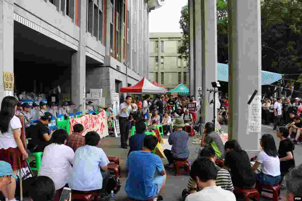 台湾民众星期天在台北的教育部门前示威游行,声援反对“黑箱课纲”的学生,要求教育部长下台。(2015年8月2日 杨明拍摄)