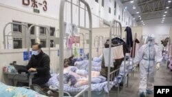 武汉轻症新冠病毒感染者被收住在一所临时改建的方舱医院里。(2020年2月17日)