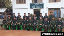 ၂၀၁၉ခုနှစ် ဒီဇင်ဘာလ ၂၇ ရက်နေ့က တွေ့ဆုံ ဆွေးနွေးခဲ့ကြသော တပ်မတော် ညှိနှိုင်းဆွေးနွေးရေးအဖွဲ့နှင့် ကေအဲန်ယူတပ်မှူးများပါဝင်သော ကိုယ်စားလှယ်အဖွဲ့။ (မှတ်တမ်းဓာတ်ပုံ - Karen National Union Headquarters Facebook)