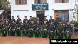ဒီဇင်ဘာလ ၂၇ ရက်နေ့က တွေ့ဆုံ ဆွေးနွေးခဲ့ကြသော တပ်မတော် ညှိနှိုင်းဆွေးနွေးရေးအဖွဲ့နှင့် ကေအဲန်ယူတပ်မှူးများပါဝင်သော ကိုယ်စားလှယ်အဖွဲ့။ (ဓာတ်ပုံ - Karen National Union Headquarters Facebook)