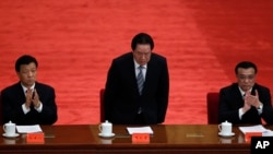2012年5月周永康(中)、李克强和刘云山(左)在庆祝中国共青团成立90周年大会上被一一介绍。李克强和刘云山没有名列四中全会文件起草组主要人员