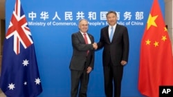 资料照:中国商务部部长王文涛与澳大利亚贸易和旅游部长唐·法雷尔 (Don Farrell) 在北京举行会谈。(2023 年5月12日)