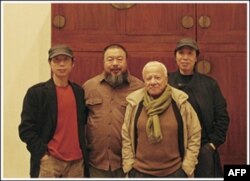 画家高强(左一)和高兟(右一),画家艾未未(左二),意大利策展人奥利瓦Oliva(右二)