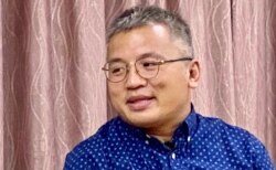 香港记者协会主席陈朗升表示,《端传媒》将总部迁往新加坡,当中可能有关于财务的原因, 不过,他认为国安法之下,在香港评论中港两地时政的自由度,可能比新加坡更狭窄。 (美国之音 汤惠芸)