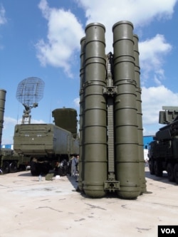 去年莫斯科武器出口展览上的S-400防空导弹系统(美国之音白桦拍摄)