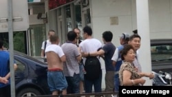 2017年7月8日下午,美国之音记者在沈阳刘晓波所在医院附近遭不明身份人员强行拖拽,双臂受伤, 摄像器材损坏。(港媒网络图片)