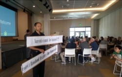 在第一场推进大麻的圆桌会议上,孟宪军突然站起来,打出反对大麻的横幅标语,让举座皆惊。(本人提供)