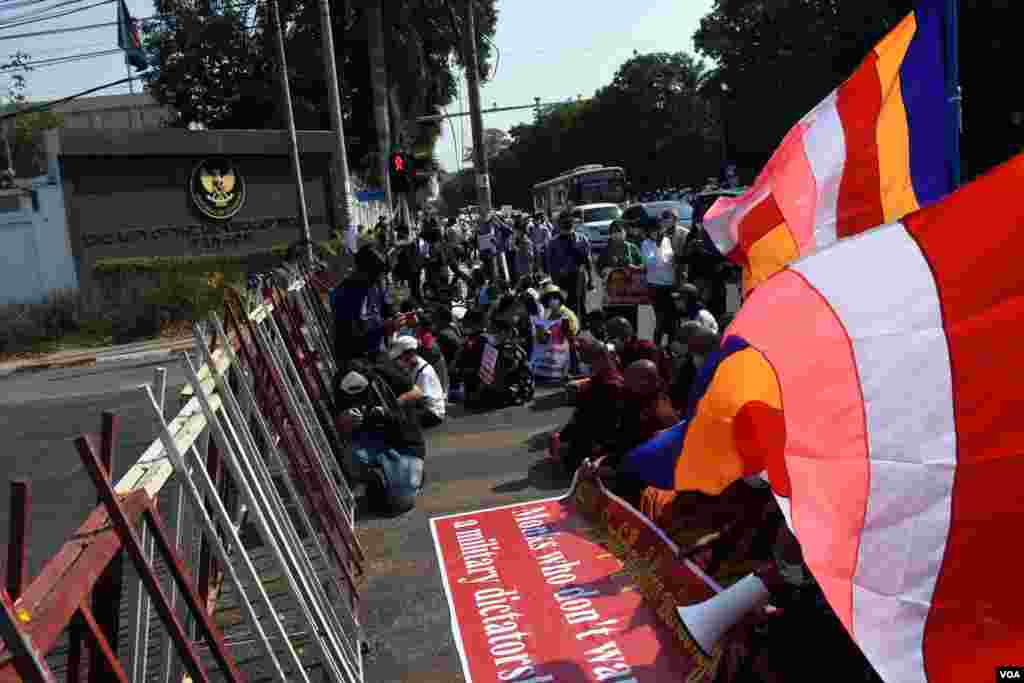 ရန်ကုန်မြို့အင်ဒိုနီးရှားသံရုံးရှေ့က ဆန္ဒပြ မြင်ကွင်း။