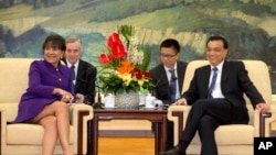 2015年4月13日美国商业代表团访问中国: 美国商务部长潘妮·普利茨克(左)与中国总理李克强星期一在北京人民大会堂会晤。