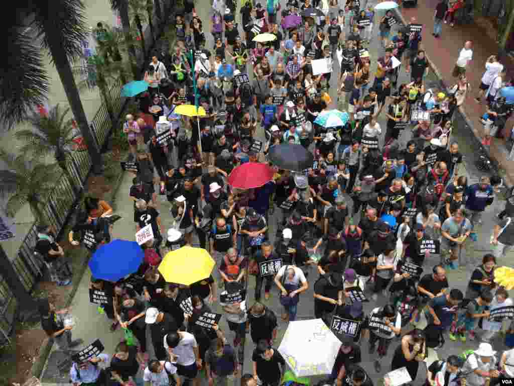 香港几十个政党和团体在中国十一国庆当天下午,举行反威权大游行,抗议政治打压,要求律政司司长袁国强下台。数以万计的港人走上街头,表达反对他们看来的来自北京和香港特区政府的威权打压。