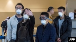 戴着口罩的中国公民在等待从洛杉矶国际机场飞往上海的航班(2020年2月2日)。