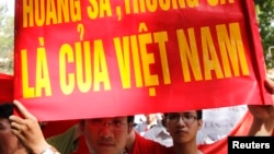 越南民众集会抗议他们所称的中国侵犯越南在南中国海的领海主权。 (资料照片)