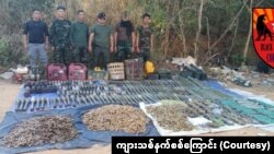 ကော့ကရိတ်- မြဝတီလမ်း စစ်ကောင်စီရှေ့တန်းစခန်းကို ကျားသစ်နက်စစ်ကြောင်းက တိုက်ခိုက်အပြီး လက်နက်ခဲယမ်းများကို ပြသထားစဉ် (ဇန်နဝါရီ ၁၇၊ ၂၀၂၅)