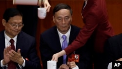 中共十八大上,时任国务院副总理王岐山(中)在主席台上,王岐山后来成为中纪委书记(2012年11月8日)