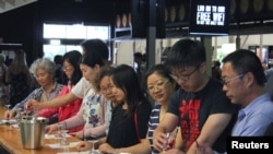 资料照:2018年2月3日华人游客在位于澳大利亚悉尼北部猎人谷的 McGuigan 酿酒厂品尝葡萄酒。(路透社)