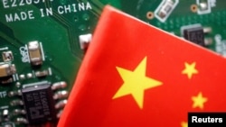资料图片:半导体芯片和中国国旗