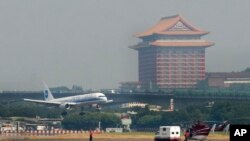 一架从厦门起飞满载中国大陆游客的客机降落在台北。(2008年7月4日)