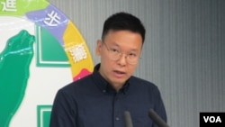 台湾太阳花学运领袖林飞帆2019年7月15日在民进党中央记者会发表谈话 (美国之音张永泰拍摄)