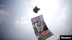 资料照:韩国活动人士向朝鲜发送的一只带有传单的气球飘荡在韩国和朝鲜之间的非军事区上空。