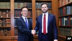 美国当选副总统JD万斯(JD Vance)在华盛顿会见到访的中国国家副主席韩正。(2025年1月19日)