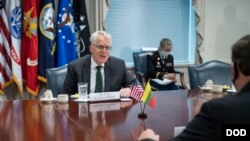 美国国防部代理部长米勒Christopher Miller(左)2020年11月13日在五角大楼接待访客(美国国防部照片)