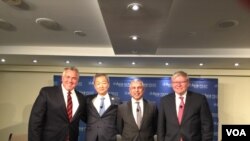 新加坡驻美大使米尔普里(Ashok Mirpuri) (右二) (美国之音莉雅拍摄)