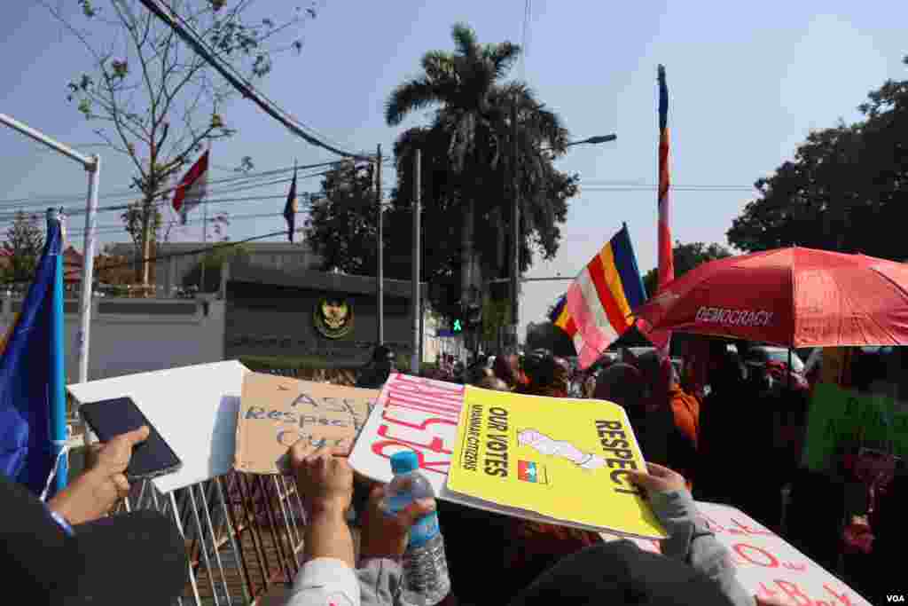 ရန်ကုန်မြို့အင်ဒိုနီးရှားသံရုံးရှေ့က ဆန္ဒပြ မြင်ကွင်း။