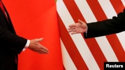 美国总统特朗普2017年11月访华时与中共领导人习近平握手(路透社)