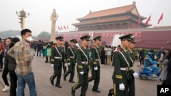 中国武警在天安门前列队走过。(2014年10月11日)