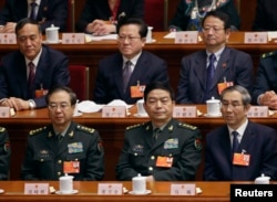 中国国防部长常万全(前排中间)在人大会议上(2013年3月16日)