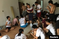 2018年8月23日,在中国广东省深圳市附近的惠州的一个公寓内,学生和其他支持佳士工厂工人组建工会的人在吃饭。