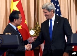 资料照:美国国务卿克里和中国外长王毅在美国国务院举行联合记者会后交谈。(2016年2月23日)