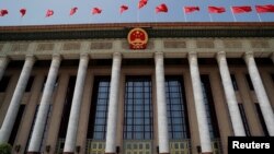 中国保安在正在举行中国人大会议的北京人大会堂外站岗。(2020年5月25日)