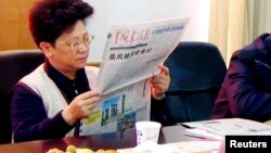 中国头号通缉犯杨秀珠2001年12月29日在浙江温州的一个会议上 (资料照片)