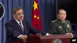 美国国防部长帕内塔和中国国防部长梁光烈在五角大楼举行的新闻发布会上。(2012年5月7日)