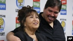 Ông Donald Lawson (phải), 44 tuổi, cư ngụ tại Lapeer, bang Michigan trúng độc đắc Powerball 337 triệu đôla (31/8/2012)