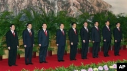 中共17大后九常委亮相,左一为当时的公安部长周永康