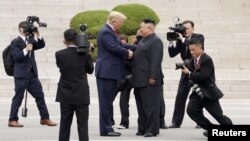 时任美国总统特朗普与朝鲜领导人金正恩在板门店朝韩非军事区握手。(资料照片:2019年6月30日)