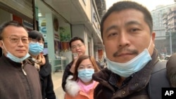 资料照:中国维权律师任全牛(右)