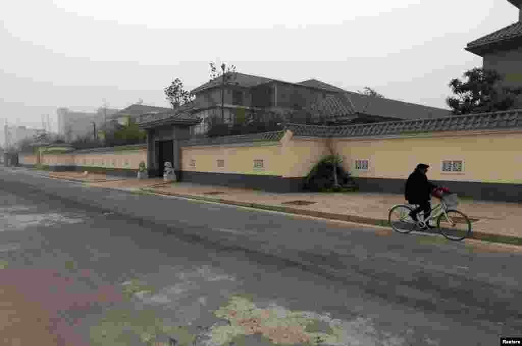 谷俊山在河南的未建造完的大宅(2014年1月19日) 。谷俊山曾任解放军总后勤部副部长。2015年8月10日,中国军事法院认定谷俊山犯贪污罪、受贿罪、挪用公款罪、行贿罪、滥用职权罪,数罪并罚,决定执行死刑,缓期二年执行,剥夺政治权利终身,并处没收个人全部财产,赃款赃物予以追缴,剥夺中将军衔。