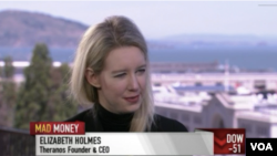 2015年Theranos公司的CEO伊丽莎白·霍姆斯(Elizabeth Holmes)女士,她曾经是美国天空闪耀的创业明星,因为骗局的戳穿,一夜之间就被拉下神坛。 (电视节目视频截图)