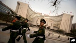 中国武警走过中国人民银行总部(2016年3月12日)