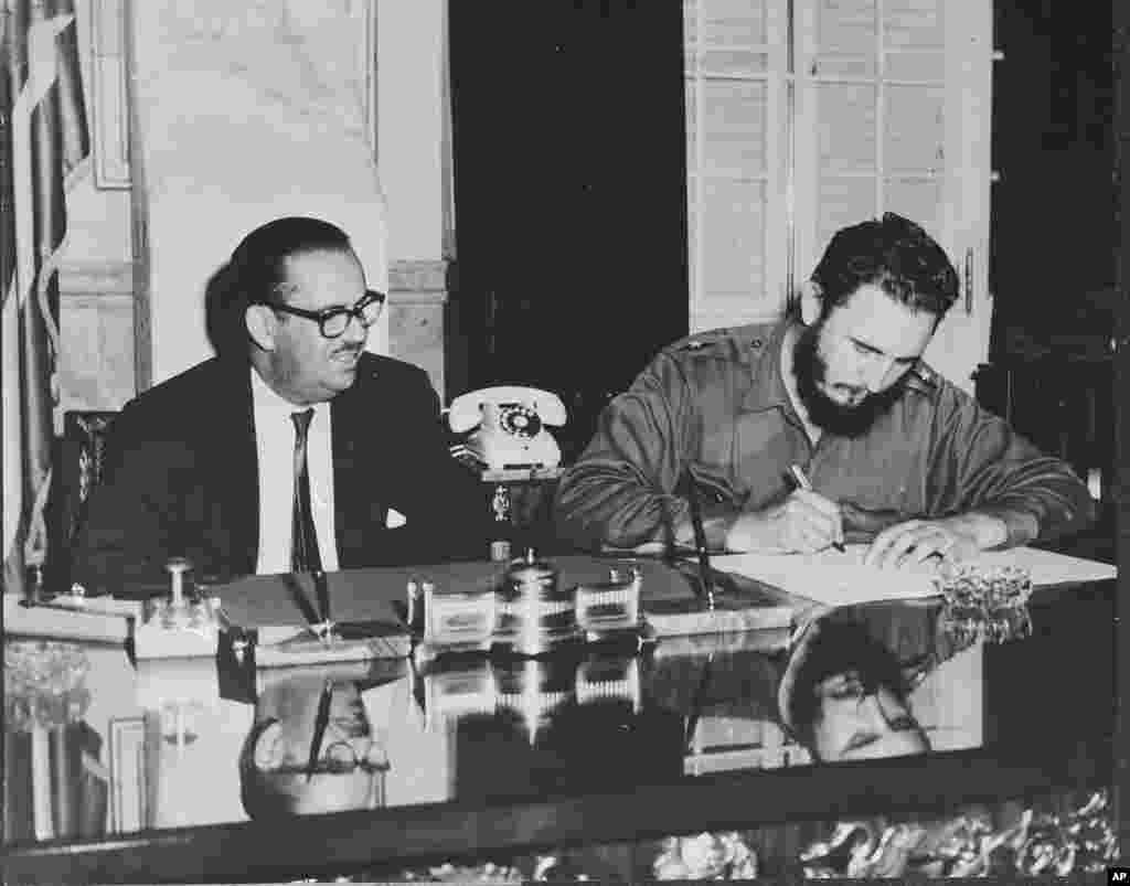 1960年5月17日,卡斯特罗签署命令,把美国人拥有的银行收归国有