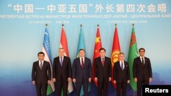 4月27日,中国国务委员兼外长秦刚在西安主持中国—中亚外长第四次会晤, 与中亚五国外长合影。