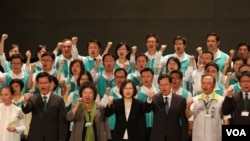 蔡英文和县市长,立委参选人 (美国之音杨明拍摄)