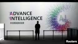 2019年在上海举办的华为展示活动上显示人工智能字样的屏幕 (路透社 2019年9月18日)