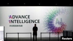 资料照:2019年9月18日,在中国上海举行的年度华为互联大会上,一名安全人员在人工智能标识前站岗。(路透社)
