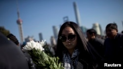 一位女士带鲜花参加上海践踏事件死难者的追悼会(2015年1月1日)