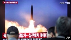 在韩国首尔火车站,人们收看新闻节目中播放的朝鲜导弹试射录像。(2019年8月2日)