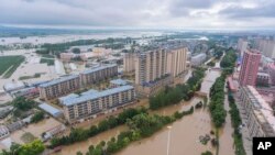 在新华社发布的这张航拍照片中,2023年8月5日星期六,洪水覆盖了中国东北部黑龙江省哈尔滨市延寿县。(Gu Jingkun/Xinhua via AP)